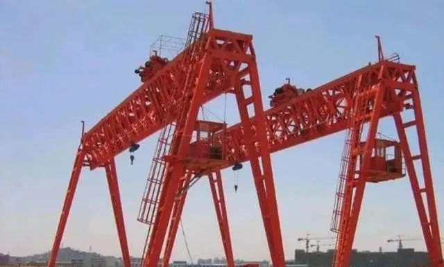 為了面子拒絕中國造，結果龍門吊被大風吹倒，7億美元戰艦被砸